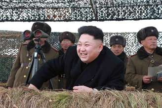 <p>Líder norte-coreano, Kim Jong Un,assiste a simulação de um ataque contra um porta-aviões americano</p>