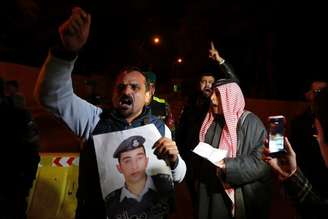 Parente de piloto jordaniano mantido refém pelo Estado Islâmico protesta em frente ao Palácio Real em Amã, capital da Jordânia, nesta quarta-feira. 28/01/2015