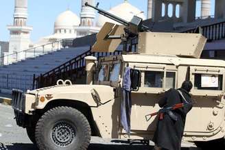 Combatente do grupo Houthi inspeciona um veículo militar tomado do Exército durante confrontos, no lado de fora do palácio presidencial em Sanaa, no Iêmen, nesta quinta-feira. 29/01/2015