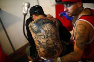 <p>Um homem é tatuado durante a Venezuela Tattoo Expo que acontece entre 29 de janeiro e 1 de fevereiro</p>