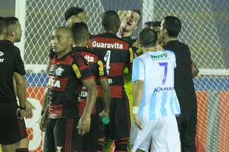 <p>Flamengo e Macaé se enfrentaram neste sábado, no Estádio Moacyrzão, pela estreia do Campeonato Carioca; a partida terminou empatada por 1 a 1 e ficou marcada por contusão do goleiro Paulo Victor</p>
