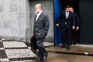 Após prestar depoimento, o tesoureiro do PT, João Vaccari Neto, deixa a sede da Superintendência da Polícia Federal em São Paulo