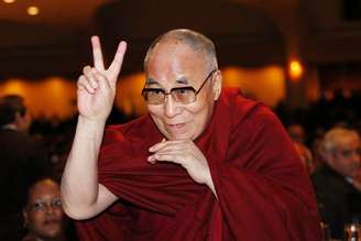 <p>Dalai Lama acena durante evento religioso em Washington, em 5 de fevereiro</p>