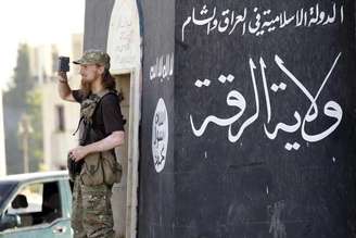 Militante do Estado Islâmico usa celular para gravar outros militantes em Raqqa, Síria. 30/06/2014