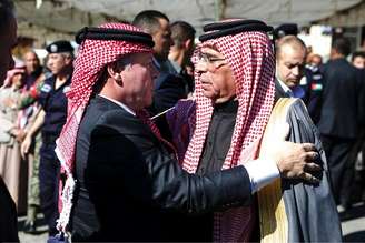 <p>O rei Abdullah (esquerda), da Jordânia, conforta Safi al-Kasaesbeh, pai de um piloto jordaniano morto pelo Estado Islâmico, em Karak, na Jordânia</p>
