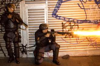 Policiais militares disparam balas de borracha para dispersar manifestantes durante protesto do Movimento Passe Livre no dia 23 de janeiro, em São Paulo