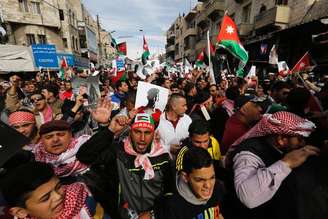 Manifestantes jordanianos fazem manifestação no centro de Amã após as orações tradicionais de sexta-feira, na Jordânia. 06/02/2015