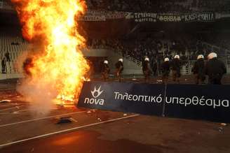 <p>Panathinaikos não tinha torcida rival, mas brigou com polícia</p>