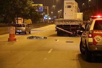 Atropelamento na madrugada neste domingo deixou um morto e um ferido