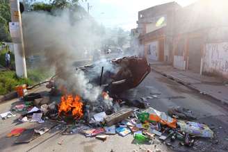 <p>Moradores colocaram fogo em um carro e pedaços de madeira em protesto contra a reiteração de posse</p>