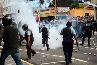 <p>Policiais entram em confronto com estudantes que são contra o governo, em San Cristobal, na Venezuela, em 12 de fevereiro</p>