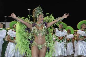 Rainha de bateria da escola, Viviane Araújo desfila pela Mancha Verde