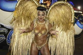 <p>Cinthia Santos desfilou à frente da bateria da Águia de Ouro</p>