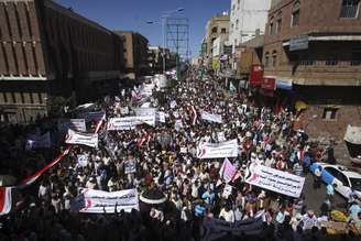 Manifestantes iemenitas protestam contra os milicianos huthis durante protesto organizado na capital Sana 