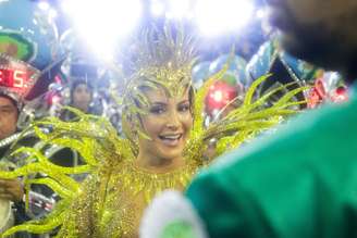 <p>Claudia Leitte desfilou como rainha de bateria da Mocidade</p>