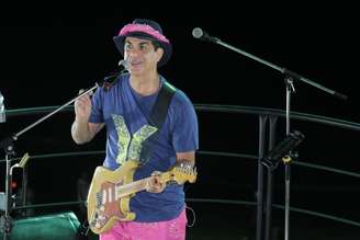 Durval Lelys, vocalista do Asa de Águia, apresentou-se no Carnaval de Salvador, no circuito Barra-Ondina, na tarde desta terça-feira (17). A atração foi parte do bloco "Me Abraça", na reta final da festa na cidade. 