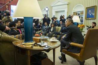 <p>Em imagem de arquivo, o presidente americano, Barack Obama, se reune com um grupo de "dreamers", no Salão Oval da Casa Branca, em Washington</p>