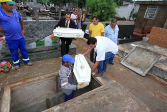 Bebês gêmeos foram enterrados no cemitério São João Batista, em Uberaba (MG)