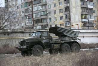 <p>Caminhão com lançador múltiplo de foguetes usado pelo Exército da autoproclamada República Popular de Donetsk é visto perto de Donetsk, no leste da Ucrânia, na segunda-feira</p>