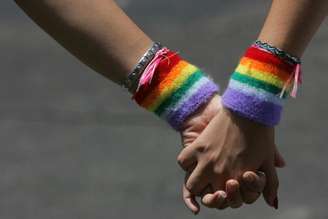 Una pareja de lesbianas se cogieron las manos durante la Manifestación del Orgullo Gay en Tel Aviv, Israel. Imagen de archivo del 8 de junio de 2007. 