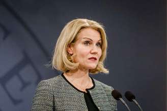 A primeira-ministra da Dinamarca, Helle Thorning-Schmidt, fala à imprensa para anunciar medidas antiterror, em Christiansborg, na Dinamarca, nesta quinta-feira. 19/02/2015