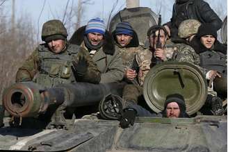 Militares ucrânianos em cima de um taque perto de Artemivsk, após saírem de Debaltseve. 18/02/2015