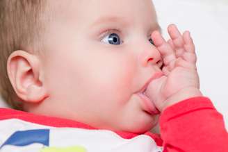 O hábito de chupar o dedo, aparentemente inofensivo, pode trazer danos para a saúde bucal tão sérios quanto o uso da chupeta e da mamadeira. 