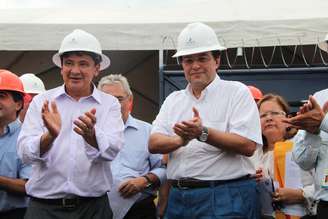 O governador do Piauí, Wellington Dias (PT), e o ministro de Minas e Energia, Eduardo Braga (à direita), durante inauguração de uma subestação em Barras, no Piauí