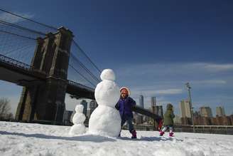 <p>Mulher faz boneco de gelo no bairro do Brooklyn, em Nova Iorque</p>