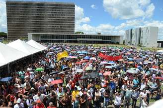 Sem o pagamento do décimo terceiro salário e férias, professores do Distrito Federal fazem paralisação no primeiro dia de aula