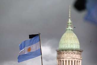 Uma fita preta é vista numa bandeira nacional da Argentina em frente ao Congresso Nacional durante uma marcha silenciosa em homenagem ao promotor público morto Alberto Nisman, em Buenos Aires, na semana passada. 18/02/2015