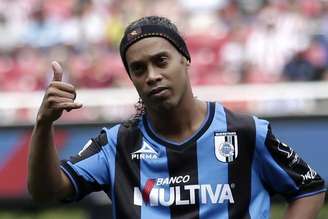 <p>Ronaldinho em jogo do Querétaro contra o Guadalajara Chivas</p>