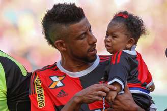 Léo Moura entrou com a família em campo em seu adeus oficial ao Flamengo