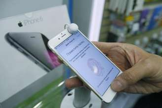 Una persona revisa un teléfono iPhone6 en una tienda en Moscú, sep 26 2014. Apple Inc fue el mayor vendedor de smartphones a nivel global en el cuarto trimestre de 2014 y superó a Samsung Electronics Co Ltd por primera vez desde 2011, según la firma de investigación Gartner.