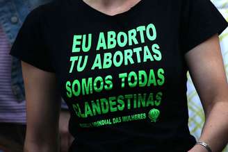 Mulher participa de ato pró-aborto em São Paulo, em 2014