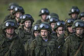 Soldados russos durante exercício de treinamento em Nikinci, oeste de Belgrado.  14/11/2014