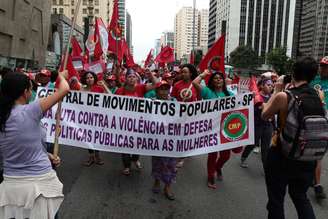 Mulheres ativistas de entidades ligadas à Central Única dos Trabalhadores de São Paulo (CUT) e movimentos sociais realizam protesto em frente ao prédio da Gazeta, na Avenida Paulista, em São Paulo