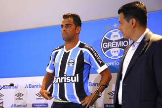 Maicon chega ao Grêmio depois de passagem conturbada pelo São Paulo 
