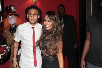 Neymar e a irmã posam na entrada da festa