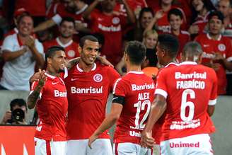 Jogadores do Inter comemoram gol no Beira-Rio