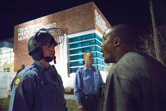 Manifestante confrontando policial em Ferguson.   11/03/2015