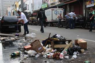 Lixo já estava acumulado nas ruas do centro do Rio de Janeiro na manhã desta sexta-feira