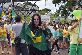 <p>Manifestante aparece vestido de Ozzy Osbourne na cidade de Bauru</p>