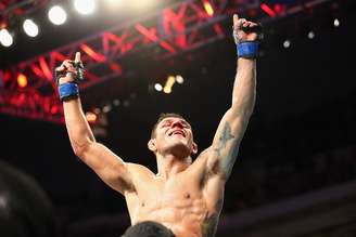<p>Rafael dos Anjos vence Anthony Pettis após decisão unânime dos jurados e se torna campeão dos leves do UFC</p>