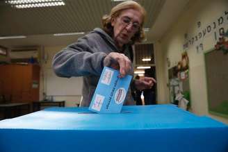 <p>Eleitora israelense votando em Tel Aviv</p>