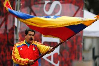 <p>O presidente da Venezuela, Nicolás Maduro, durante ato no lado de fora do Palácio Miraflores, em Caracas, no domingo</p>