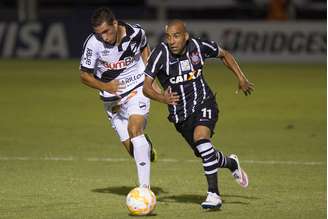 Emerson disputa bola em jogo contra o Danubio pela Libertadores
