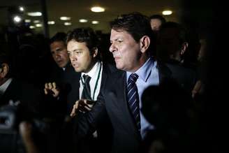O ministro da Educação, Cid Gomes, deixa o Congresso Nacional após desentendimento com deputados, em Brasília, nesta quarta-feira. 18/03/2015
