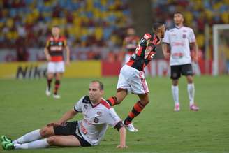 <p>Paulinho acerta o pé no segundo tempo e marca o gol da vitória do Flamengo</p>