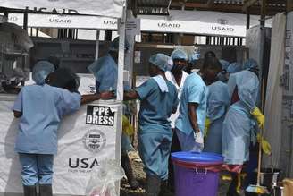 <p>Agentes entram em centro de tratamento de Ebola em Monróvia</p>